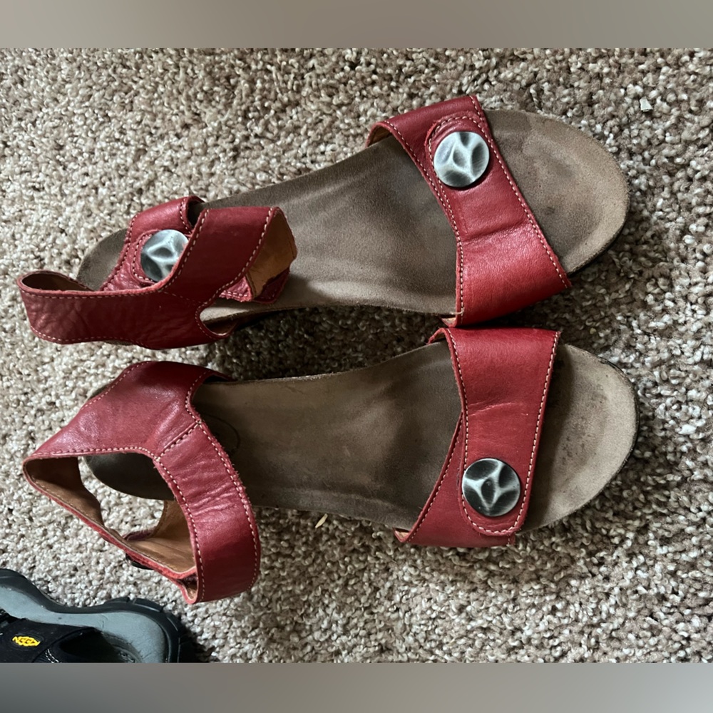 Taos Footwear Red Sandals Comfortable Open-Toe Design